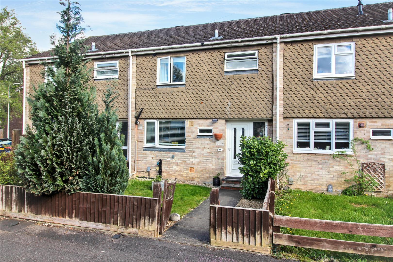 3 bed property in Lilac Close, Reading